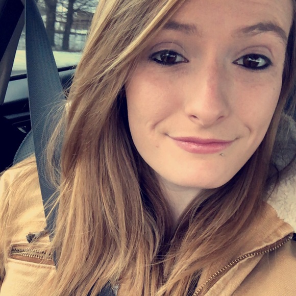 Meet your Posher, Emily - Picture 2 of 2